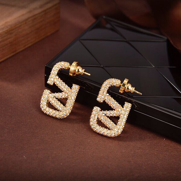 designer earring letter v logo stud earing pearl crystal luxury women fashion hoop jewelry metal valentinolies earrings 4534, Golden;silver
designer earring letter v logo stud earing pearl crystal luxury women fashion hoop jewelry metal valentinolies earrings 4534, Golden;silver