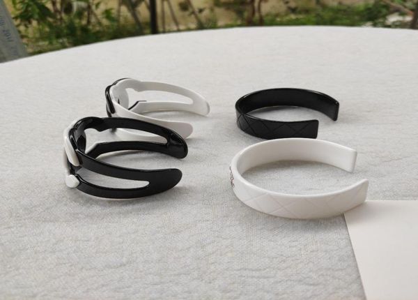 acrylic bracelet fashion engraved c classic white or black with paper card and mesh bag6807325, Golden;silver
acrylic bracelet fashion engraved c classic white or black with paper card and mesh bag6807325, Golden;silver