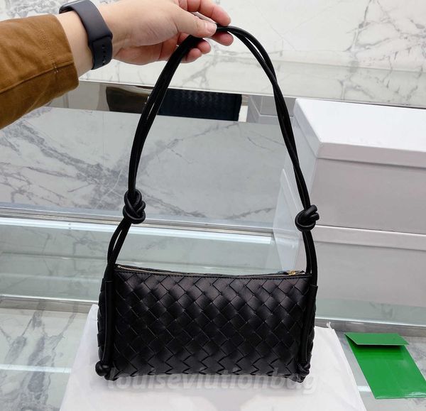 quality armpit shoulder bags fashion woven leather handbags luxury designer moon shaped totes women' cosmetic bags cross body purses ho
quality armpit shoulder bags fashion woven leather handbags luxury designer moon shaped totes women' cosmetic bags cross body purses ho