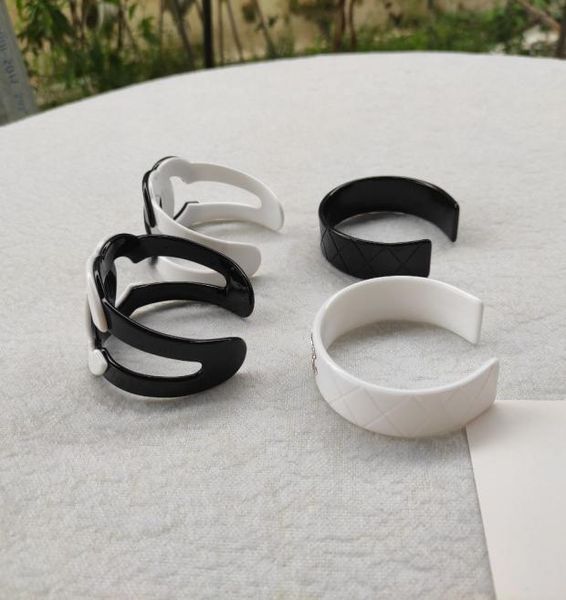 acrylic bracelet fashion engraved c classic white or black with paper card and mesh bag9533133, Golden;silver
acrylic bracelet fashion engraved c classic white or black with paper card and mesh bag9533133, Golden;silver