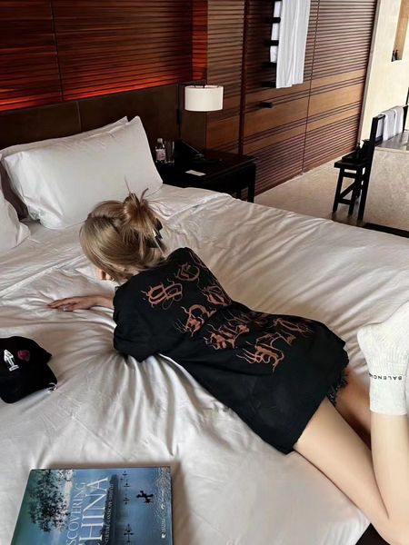 lovers' clothes new 23ss fashion brand makes old mud feel dirty sanskrit embroidery loose short sleeve t-shirt, White;black
lovers' clothes new 23ss fashion brand makes old mud feel dirty sanskrit embroidery loose short sleeve t-shirt, White;black