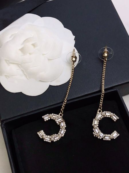 woman stud c logo earrings designer letter c gold long chain earring women jewelry ccity pearl crystal orecchini 33189, Golden;silver
woman stud c logo earrings designer letter c gold long chain earring women jewelry ccity pearl crystal orecchini 33189, Golden;silver