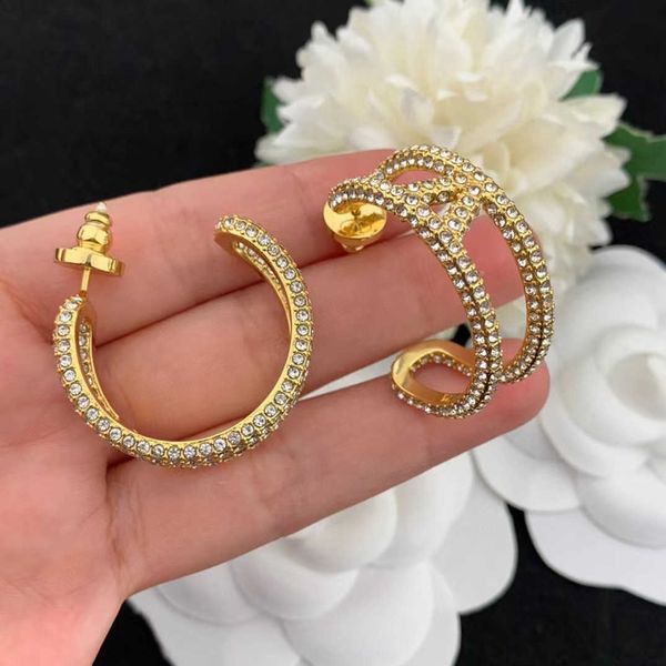 woman fashion valentino designer huajia hollow v letter silver needle earrings autumn and winter smooth face brass gold plated material for, Golden
woman fashion valentino designer huajia hollow v letter silver needle earrings autumn and winter smooth face brass gold plated material for, Golden