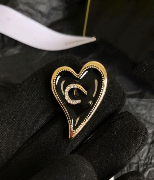 23ss simple brand letter designer pins brooches for women men heart fashion crystal pearl copper brooch gold plate pin jewelry par6536995, Gray
23ss simple brand letter designer pins brooches for women men heart fashion crystal pearl copper brooch gold plate pin jewelry par6536995, Gray