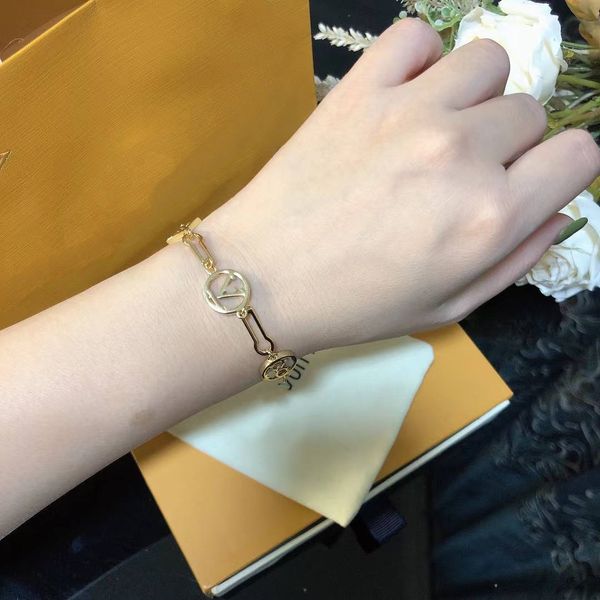 2023 original designer women's letter bracelet elegant love 18k gold bracelet g logo fashion jewelry women's party travel preferre, Golden;silver
2023 original designer women's letter bracelet elegant love 18k gold bracelet g logo fashion jewelry women's party travel preferre, Golden;silver