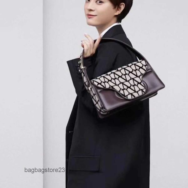 fashion star valentiino bag bags style lady designer versatile handbag one shoulder crossbody high street small square underarm leather purs
fashion star valentiino bag bags style lady designer versatile handbag one shoulder crossbody high street small square underarm leather purs