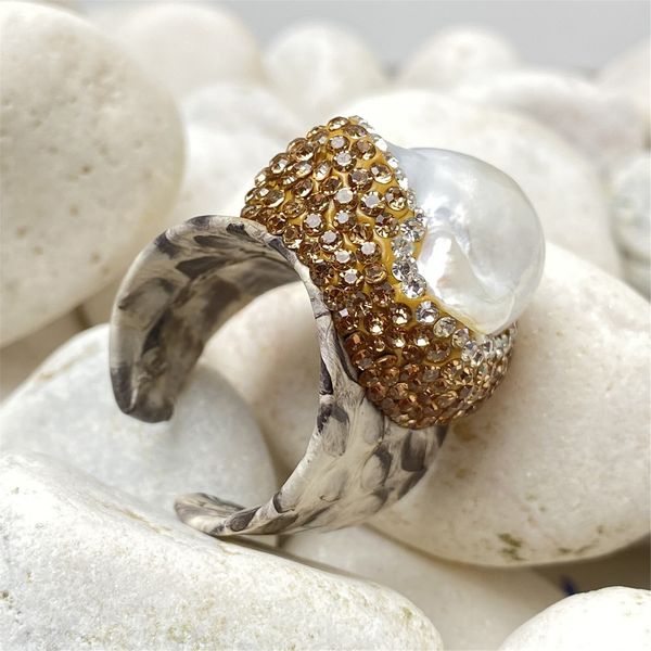 solitaire ring natural baroque irregular pearl leather adjustable ring ladies niche design temperament high sense all-match 230810, Golden;silver
solitaire ring natural baroque irregular pearl leather adjustable ring ladies niche design temperament high sense all-match 230810, Golden;silver