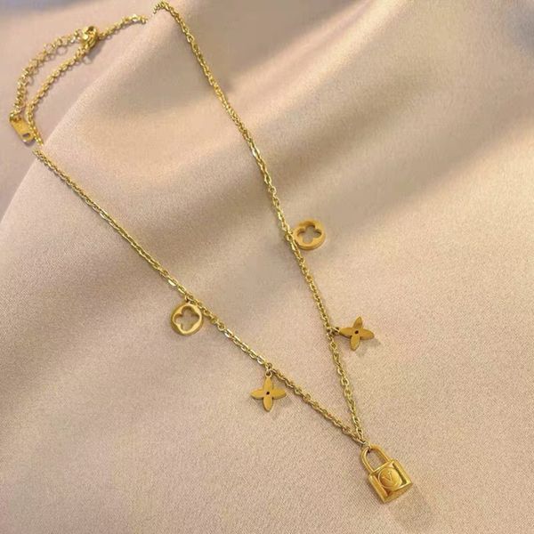 classic brand clover pendant necklace letter v lock charm bracelet for women gift, Silver
classic brand clover pendant necklace letter v lock charm bracelet for women gift, Silver