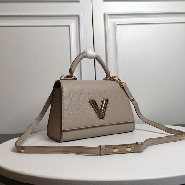 famous designer bag women's twist single handle shoulder crossbody bag clemens twist handbag lychee classic shoulder bag 17*25*11cm
famous designer bag women's twist single handle shoulder crossbody bag clemens twist handbag lychee classic shoulder bag 17*25*11cm