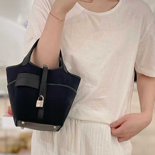 9a quality designer h ermes picotin lock tote bags for sale high definition vegetable basket canvas spliced leather handbag womens large wit
9a quality designer h ermes picotin lock tote bags for sale high definition vegetable basket canvas spliced leather handbag womens large wit