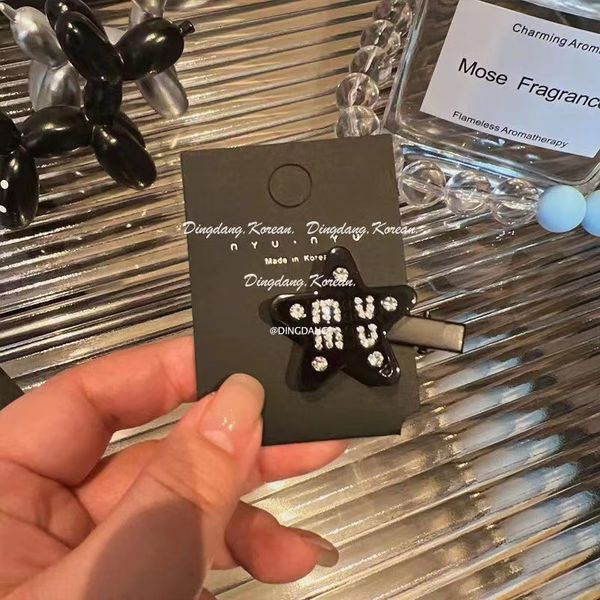 high beauty shining diamond miu letter female ice penetrating star princess style duck mouth clip bang clip edge clip, Golden;silver
high beauty shining diamond miu letter female ice penetrating star princess style duck mouth clip bang clip edge clip, Golden;silver