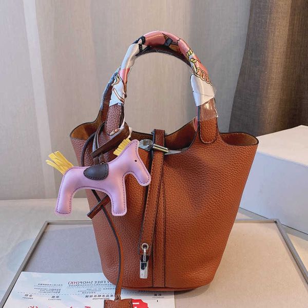 basket vegetables handbags tote shopping bag genuine leather palmar stria high-capacity purse silver lock key multiple colors
basket vegetables handbags tote shopping bag genuine leather palmar stria high-capacity purse silver lock key multiple colors