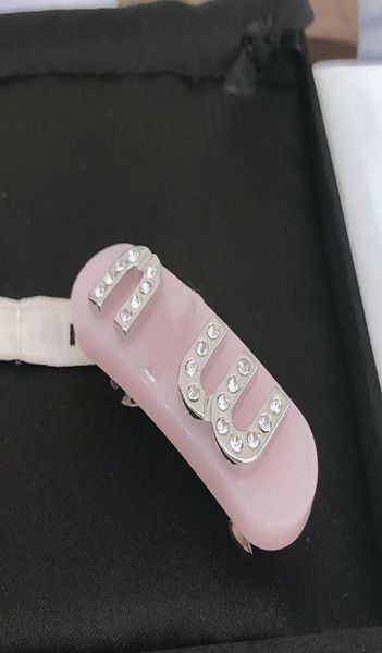 2023 m brand letters designer hair clip barrettes love lovely pink blue luxury acrylic classic hair pins for girls women party jew6870406, Golden;silver
2023 m brand letters designer hair clip barrettes love lovely pink blue luxury acrylic classic hair pins for girls women party jew6870406, Golden;silver