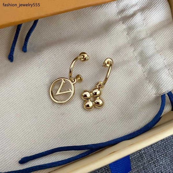 stud brand classic designer small letter stud earring 18k gold v fishion studs earrings women men wedding party jewelry love gift with box, Golden;silver
stud brand classic designer small letter stud earring 18k gold v fishion studs earrings women men wedding party jewelry love gift with box, Golden;silver