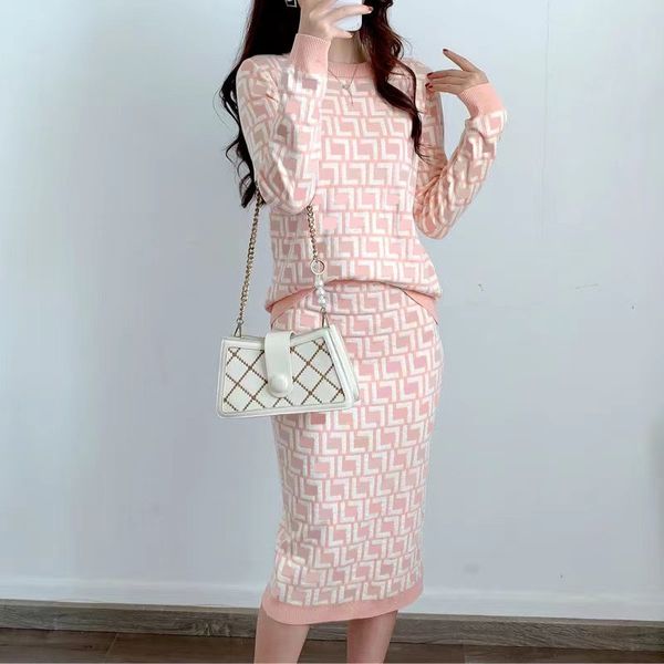 designer's new full letter printed sweater knitted long skirt set fashion f logo round neck long sleeve luxury knitted skirt set bright, White
designer's new full letter printed sweater knitted long skirt set fashion f logo round neck long sleeve luxury knitted skirt set bright, White