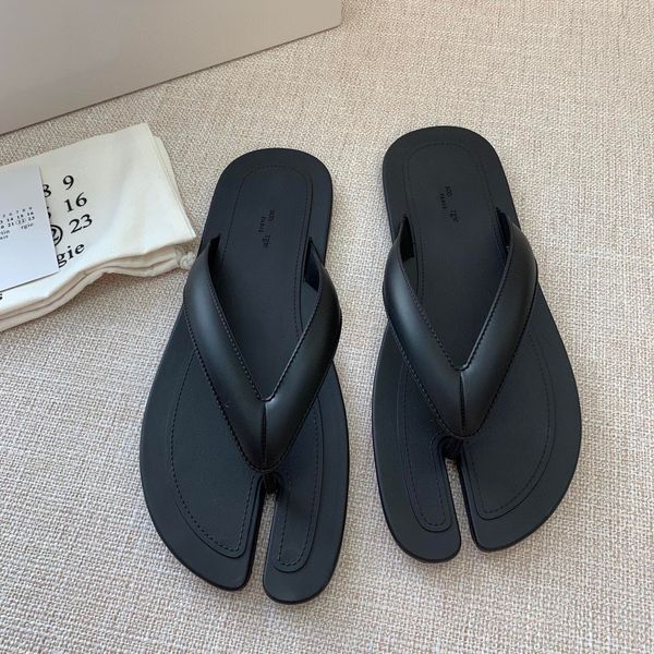3 colors tabi flip flops maisons margiela flat slipper sandal designer shoes summer casual slides travel sandale pool womans mens shoe house, Black
3 colors tabi flip flops maisons margiela flat slipper sandal designer shoes summer casual slides travel sandale pool womans mens shoe house, Black