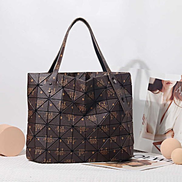 vintage printing bag large capacity diamond lattice commuter tote fashion letter design women's bag shopping single shoulder handbag 08
vintage printing bag large capacity diamond lattice commuter tote fashion letter design women's bag shopping single shoulder handbag 08
