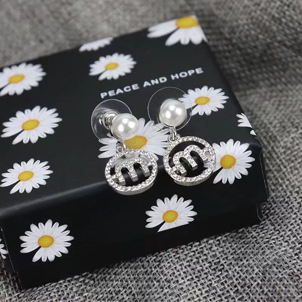 new colorful miu letter oil dropping earrings with stylish retro trimming for daily wear ears with unique design and minimalism, Golden;silver
new colorful miu letter oil dropping earrings with stylish retro trimming for daily wear ears with unique design and minimalism, Golden;silver