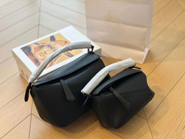 new fashion design geometric bag exquisite leather material casual versatile mini handheld crossbody bag size 23 * 19 * 10
new fashion design geometric bag exquisite leather material casual versatile mini handheld crossbody bag size 23 * 19 * 10