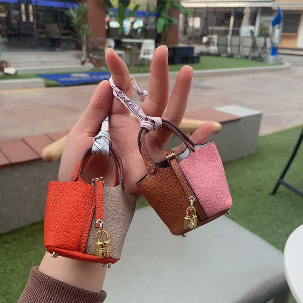 h family mini vegetable basket bag hanger upscale leather car keychain earphone bag creative car hanger, Slivery;golden
h family mini vegetable basket bag hanger upscale leather car keychain earphone bag creative car hanger, Slivery;golden