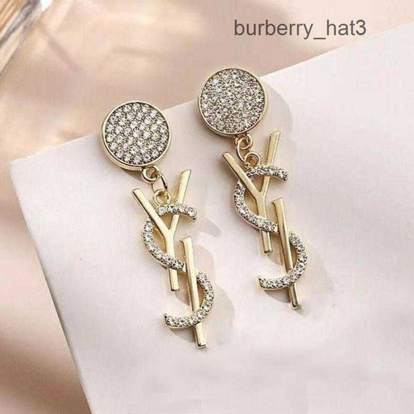 fashion women designer earrings ear stud brand 18k gold plated designers geometry letters crystal earring wedding party jewerlry classic sty, Golden;silver
fashion women designer earrings ear stud brand 18k gold plated designers geometry letters crystal earring wedding party jewerlry classic sty, Golden;silver