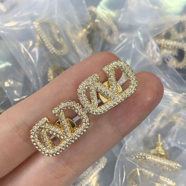 letter v earring logo valentinolies stud earing women hoop designer luxury jewelry woman v logo crystal earrings 7845, Golden;silver
letter v earring logo valentinolies stud earing women hoop designer luxury jewelry woman v logo crystal earrings 7845, Golden;silver