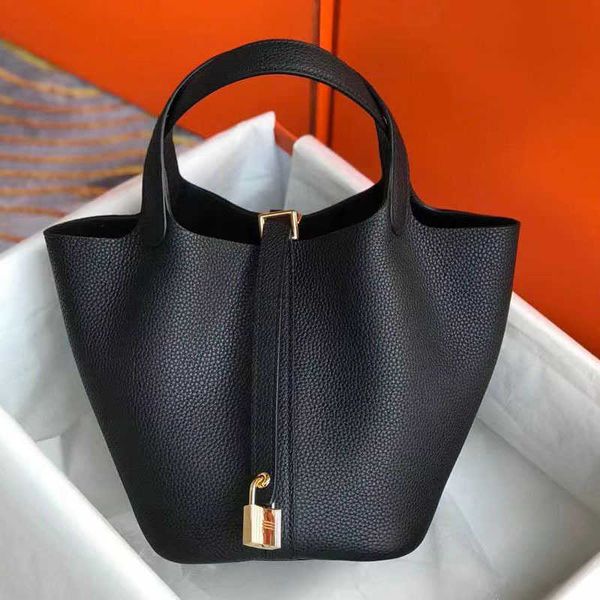 5a real leather new shoulder bags bucket bag layer cowhide allmatch food baskes shoulder crossbody lock h handbag leather womens female purs
5a real leather new shoulder bags bucket bag layer cowhide allmatch food baskes shoulder crossbody lock h handbag leather womens female purs