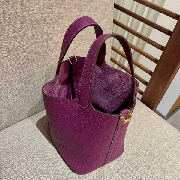 wholesale designer h ermes totes handbags highprecision first layer cowhide sea anemone purple bucket bag 2023 new leather veget
wholesale designer h ermes totes handbags highprecision first layer cowhide sea anemone purple bucket bag 2023 new leather veget