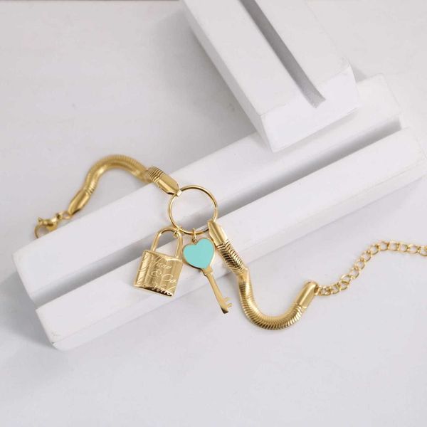 luxury tiff fashion brand jewelry titanium steel korean version 18k gold t classic love oil drop key printing lock thick chain bracelet for, Golden;silver
luxury tiff fashion brand jewelry titanium steel korean version 18k gold t classic love oil drop key printing lock thick chain bracelet for, Golden;silver