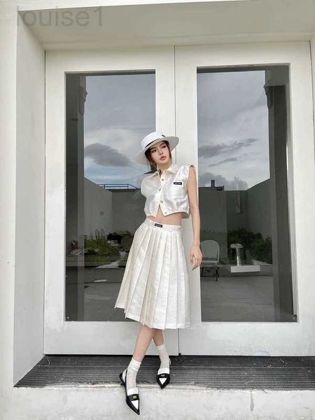 women's two piece pants designer mi23 early autumn collection new elegant and dark jacquard short sleeveless vest+pleated half skirt se, White
women's two piece pants designer mi23 early autumn collection new elegant and dark jacquard short sleeveless vest+pleated half skirt se, White