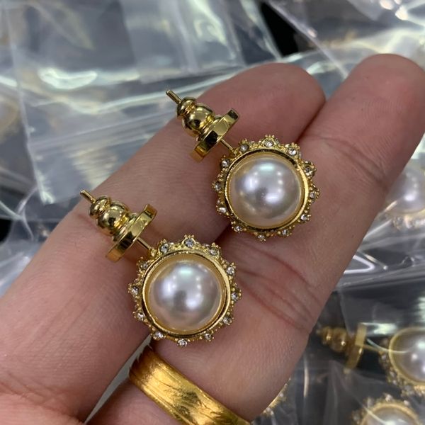 letter v earring logo valentinolies stud earing women hoop designer luxury jewelry woman v logo pearl earrings 5623, Golden;silver
letter v earring logo valentinolies stud earing women hoop designer luxury jewelry woman v logo pearl earrings 5623, Golden;silver
