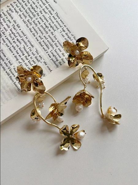 new floral earrings, pearl earrings, trendy women in europe and america exaggerate high-end earrings, retro wedding dress accessories, Silver
new floral earrings, pearl earrings, trendy women in europe and america exaggerate high-end earrings, retro wedding dress accessories, Silver