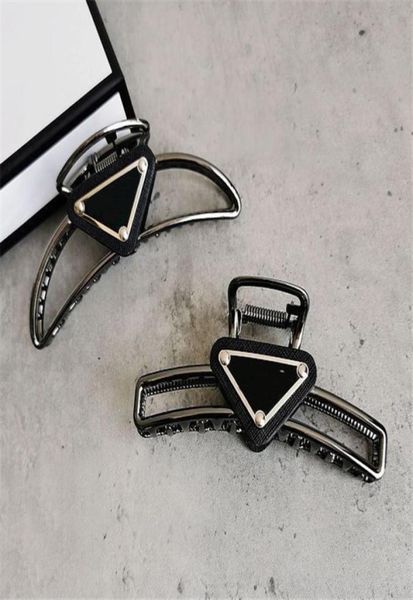 luxury designer womens hairclips metal triangle hair clip with stamp women girl brand triangle letter barrettes fashion hair acces7630708, Golden;silver
luxury designer womens hairclips metal triangle hair clip with stamp women girl brand triangle letter barrettes fashion hair acces7630708, Golden;silver
