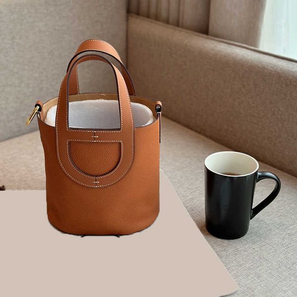 luxury designer leather handbag bucket womens tote bag classic new pig nose vegetable basket outgoing trend small bags with box
luxury designer leather handbag bucket womens tote bag classic new pig nose vegetable basket outgoing trend small bags with box