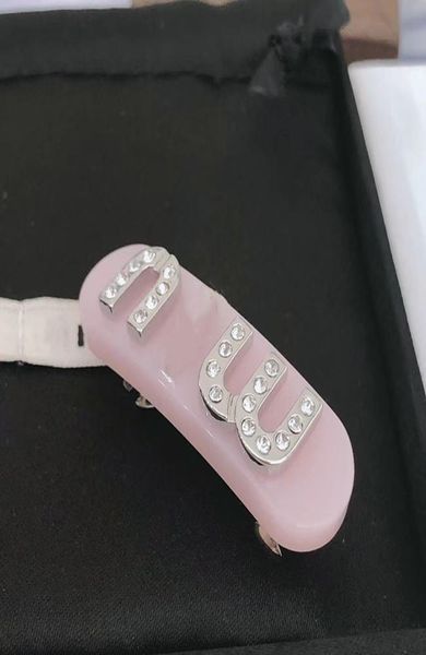 2023 m brand letters designer hair clip barrettes love lovely pink blue luxury acrylic classic hair pins for girls women party jew1582711, Golden;silver
2023 m brand letters designer hair clip barrettes love lovely pink blue luxury acrylic classic hair pins for girls women party jew1582711, Golden;silver