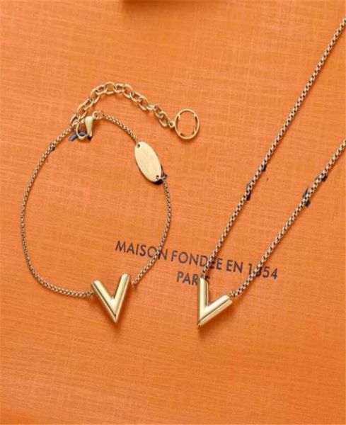 classic designer pendant charm bracelets gold love v necklace fashion jewelrys wristband plated letter simple heart luxury pendant2423804, Silver
classic designer pendant charm bracelets gold love v necklace fashion jewelrys wristband plated letter simple heart luxury pendant2423804, Silver