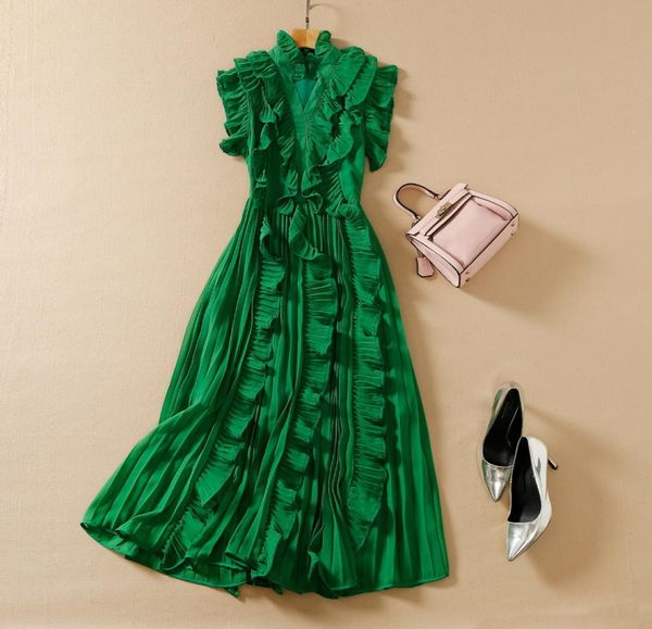european and american women039s wear spring 2022 new short sleeves standing collar ear edge fashionable pleated slim dress2515657, Black;gray
european and american women039s wear spring 2022 new short sleeves standing collar ear edge fashionable pleated slim dress2515657, Black;gray