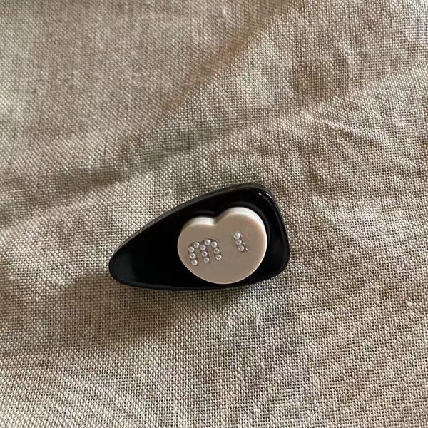 miu sparkling diamond hair clip, light luxury female designer, celebrity edge clip, pressure clip, grip clip headwear, Golden;silver
miu sparkling diamond hair clip, light luxury female designer, celebrity edge clip, pressure clip, grip clip headwear, Golden;silver