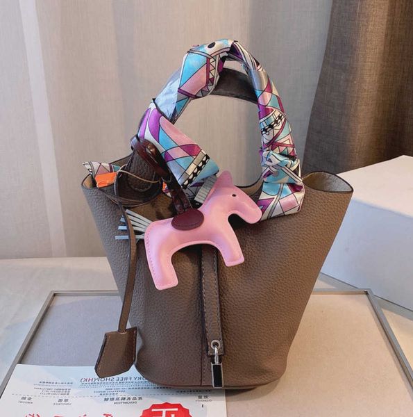 basket vegetables handbags tote shopping bag genuine leather palmar stria high-capacity with h letter purse silver lock key multiple colors
basket vegetables handbags tote shopping bag genuine leather palmar stria high-capacity with h letter purse silver lock key multiple colors