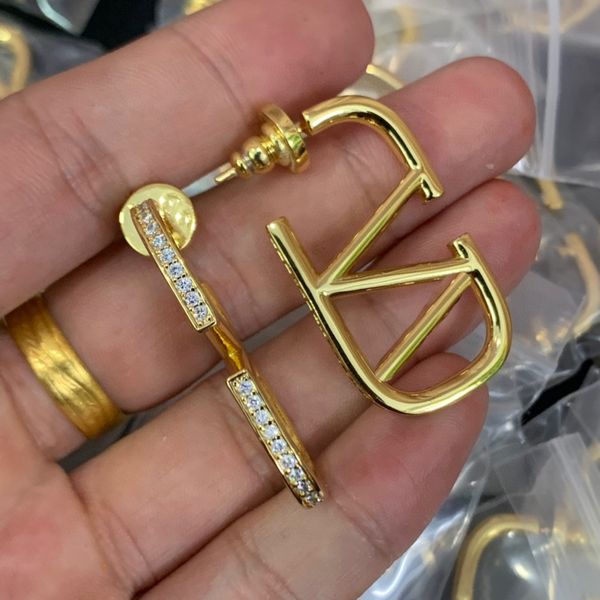 letter v earring logo valentinolies stud earing women hoop designer luxury jewelry woman v logo pearl earrings 21267, Golden;silver
letter v earring logo valentinolies stud earing women hoop designer luxury jewelry woman v logo pearl earrings 21267, Golden;silver