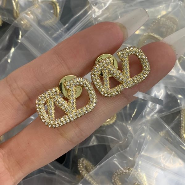 letter v earring logo valentinolies stud earing women hoop designer luxury jewelry woman v logo crystal earrings 12, Golden;silver
letter v earring logo valentinolies stud earing women hoop designer luxury jewelry woman v logo crystal earrings 12, Golden;silver