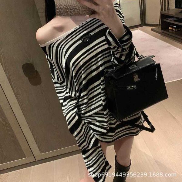 women's jackets designer p family 23ss new neckline letter printing stripe splice fashionable style sunscreen loose fit and slim appear, Black;brown
women's jackets designer p family 23ss new neckline letter printing stripe splice fashionable style sunscreen loose fit and slim appear, Black;brown