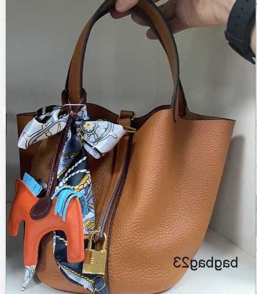 female leather picotin lock vegetable totes fashion basket first layer cowhide handbag bags large capacity bucket bag brand tote jbk0
female leather picotin lock vegetable totes fashion basket first layer cowhide handbag bags large capacity bucket bag brand tote jbk0