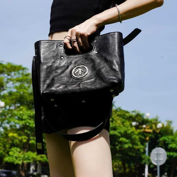 rotto black stone carry tote bag italian vegetable tanned sheepskin fashion versatile large capacity handbag
rotto black stone carry tote bag italian vegetable tanned sheepskin fashion versatile large capacity handbag