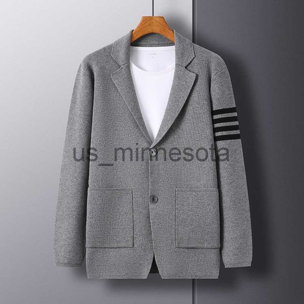 men's jackets high end suit collar knitted cardigan men's 2022 new spring and autumn trend stripe highquality korean casual sweate, Black;brown
men's jackets high end suit collar knitted cardigan men's 2022 new spring and autumn trend stripe highquality korean casual sweate, Black;brown