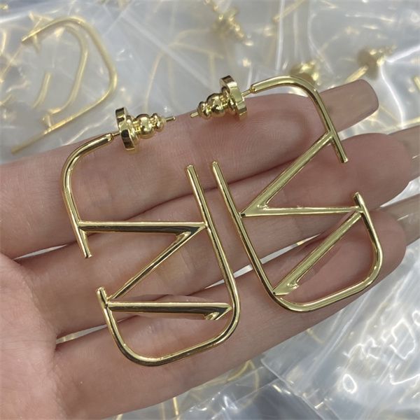 letter v earring logo valentinolies stud earing women hoop designer luxury jewelry woman v logo crystal earrings 1343, Golden;silver
letter v earring logo valentinolies stud earing women hoop designer luxury jewelry woman v logo crystal earrings 1343, Golden;silver