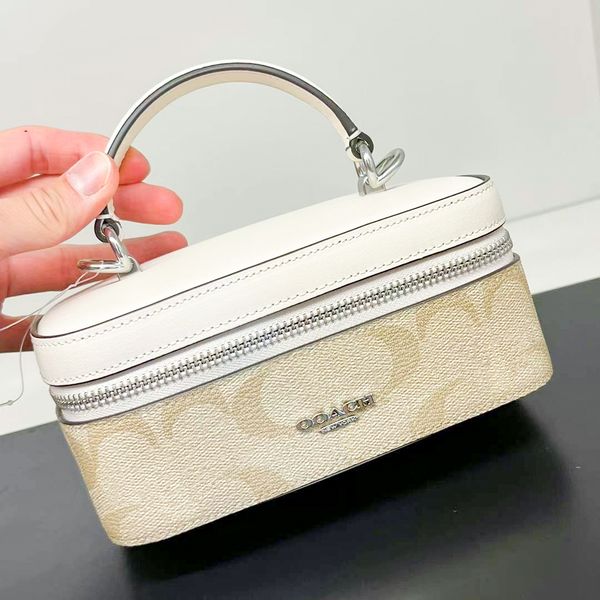 cosmetic toiletry pouch shoulder bags luxury designer vanity trunk box lunch bags makeup mens women totes wash bag cross body genuine leathe
cosmetic toiletry pouch shoulder bags luxury designer vanity trunk box lunch bags makeup mens women totes wash bag cross body genuine leathe