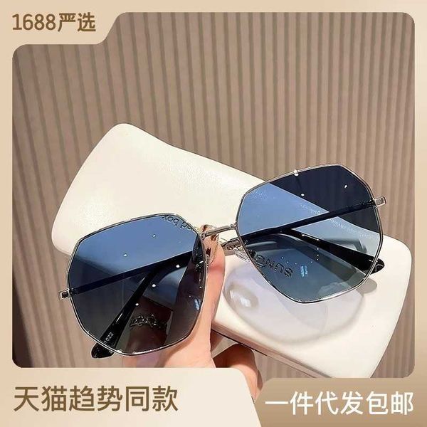 fashionable polygonal metal men women with enlarged blue sunglasses street pgraphy and the trend of sunshades for travel, White;black
fashionable polygonal metal men women with enlarged blue sunglasses street pgraphy and the trend of sunshades for travel, White;black