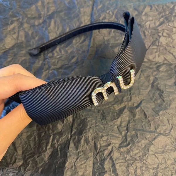 luxury letter miu rhinestone beauty girl hair rope tie high horsetail hair accessories female 2023 new hair rope leather cover female, Silver
luxury letter miu rhinestone beauty girl hair rope tie high horsetail hair accessories female 2023 new hair rope leather cover female, Silver
