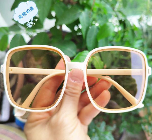 2023 new versatile box women's rice nail gradient ocean piece same style sunglasses, White;black
2023 new versatile box women's rice nail gradient ocean piece same style sunglasses, White;black